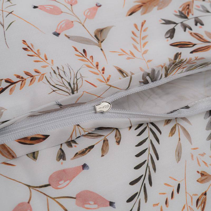 Meadow-zipper-closing-3