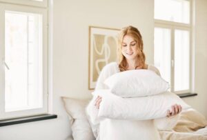 joutsen-spring-2023-14-holding-cushion-pillows-MedRes-002
